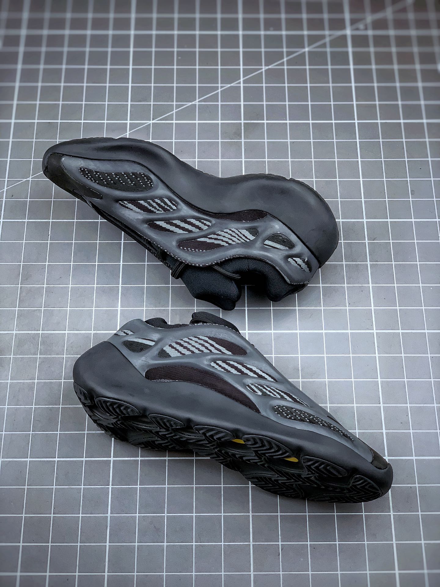 Adidas Yeezy 700 V3 Alien Azael