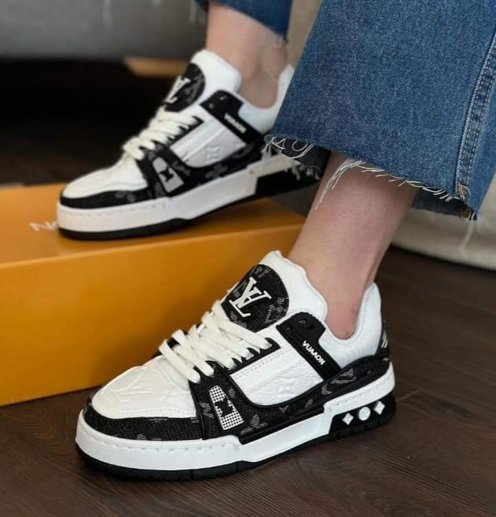 LOUIS VUITTON LV TRAINER BLACK WHITE