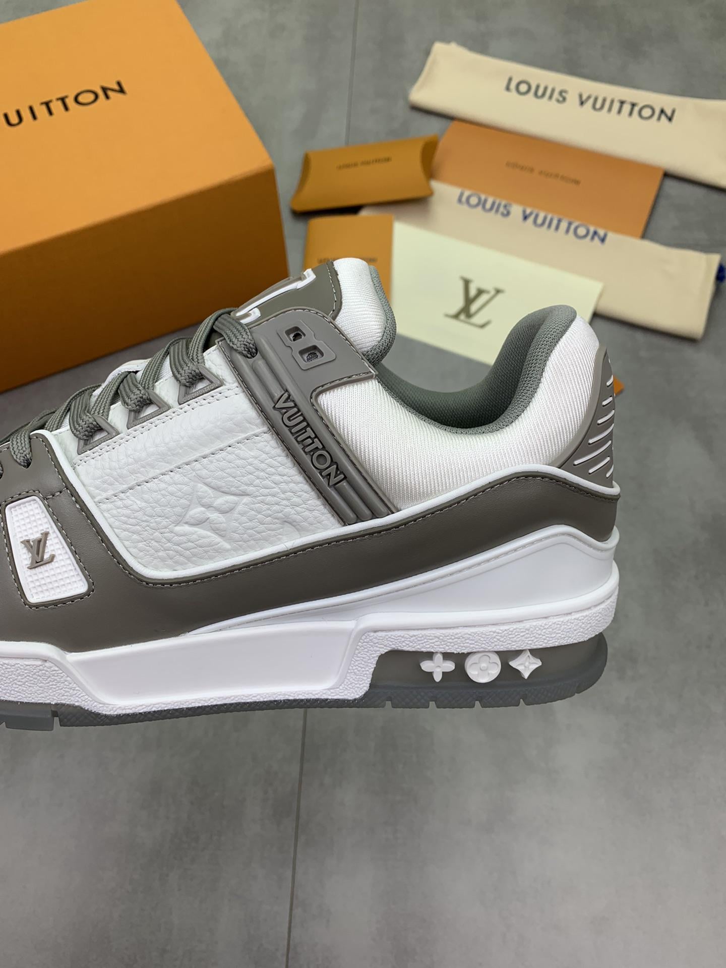 LOUIS VUITTON TRAINER GREY WHITE