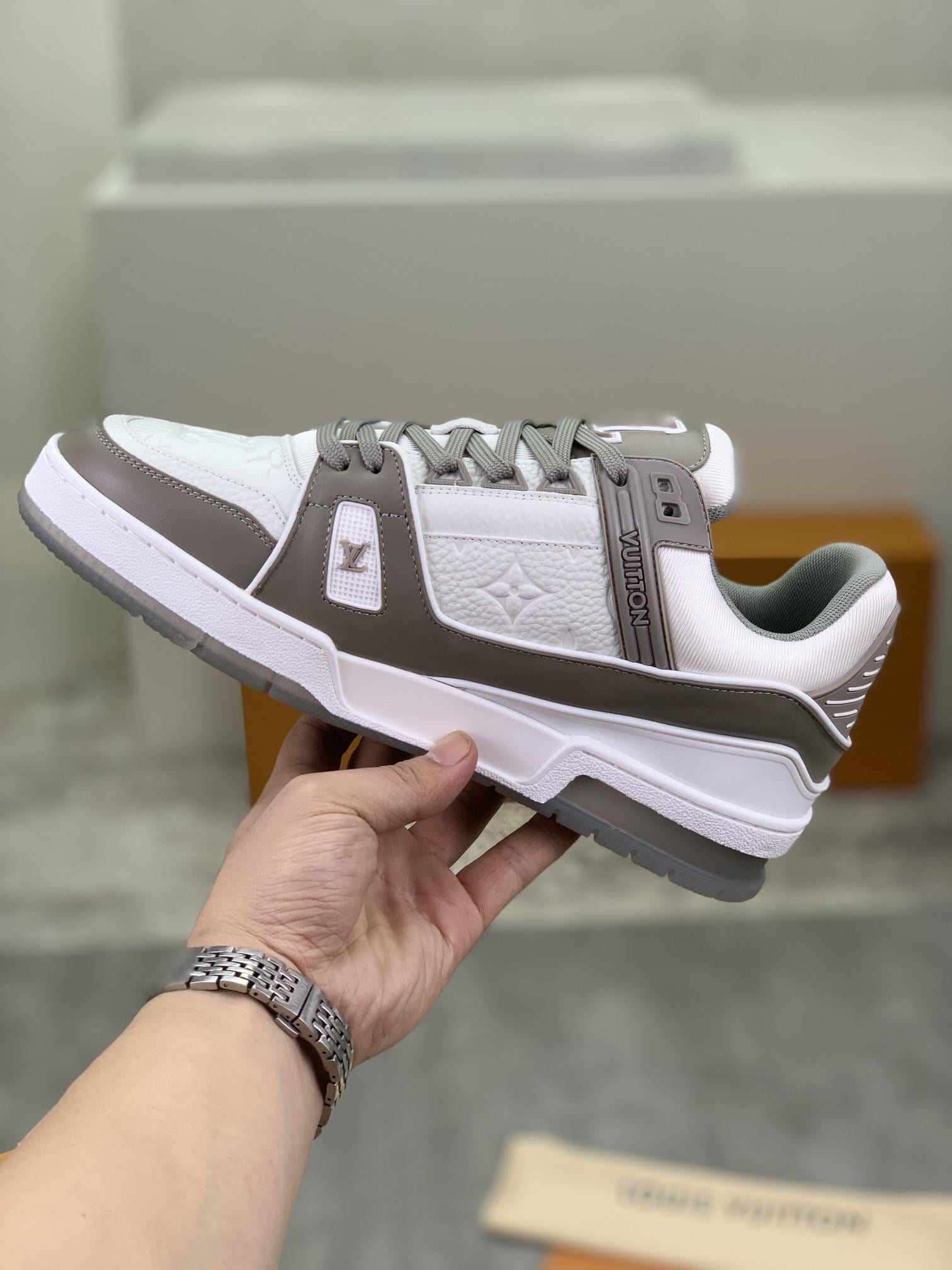 LOUIS VUITTON TRAINER GREY WHITE