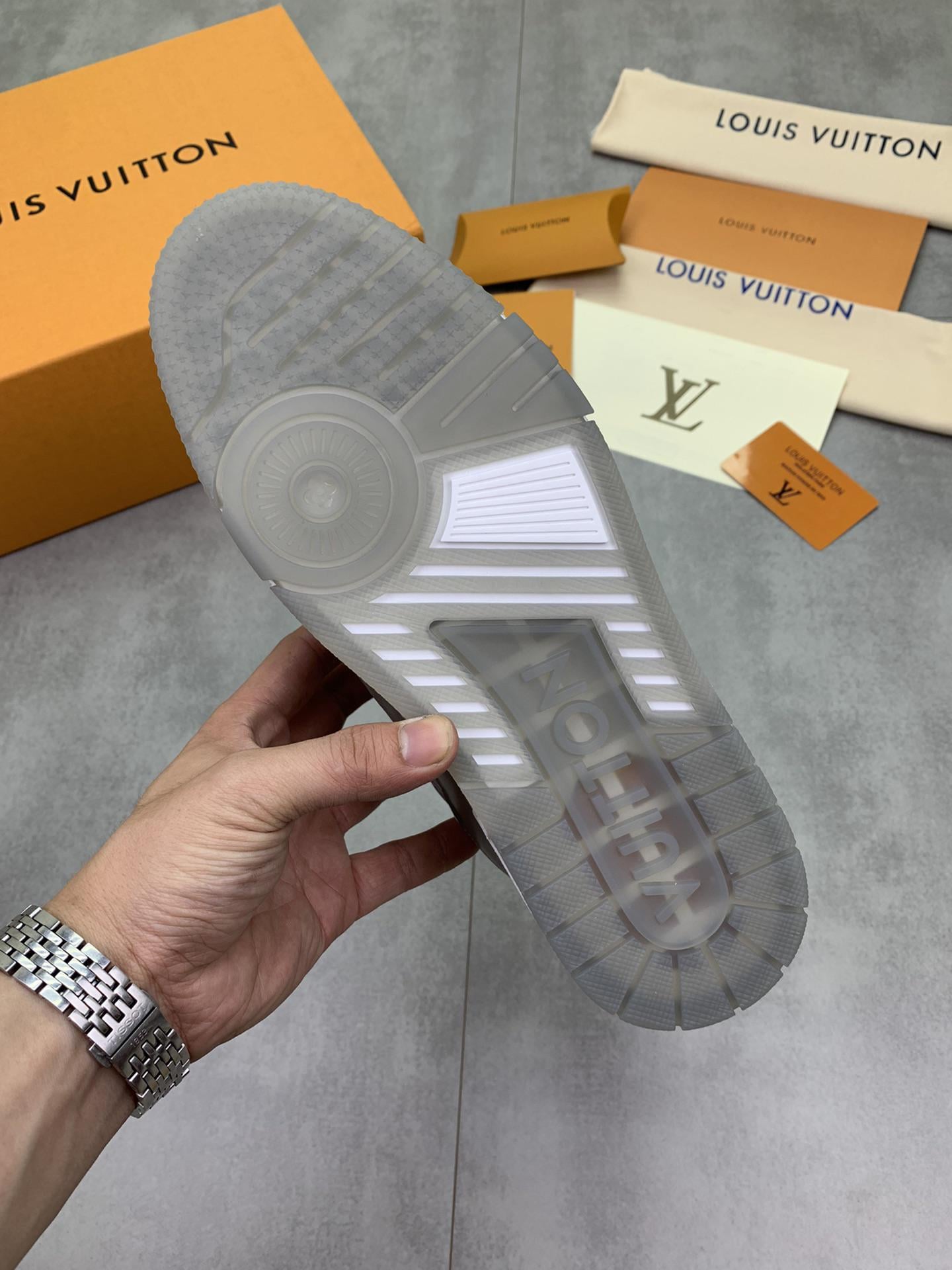 LOUIS VUITTON TRAINER GREY WHITE