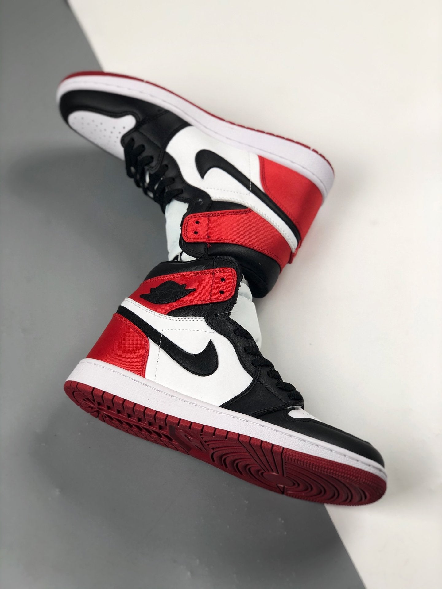 Nike Air Jordan 1 Retro High OG Black Toe